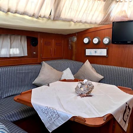Sleep & Boats Barcelona City 圣阿德里安-德贝索斯 外观 照片