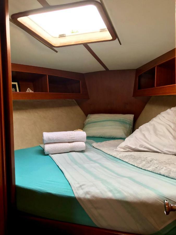 Sleep & Boats Barcelona City 圣阿德里安-德贝索斯 外观 照片