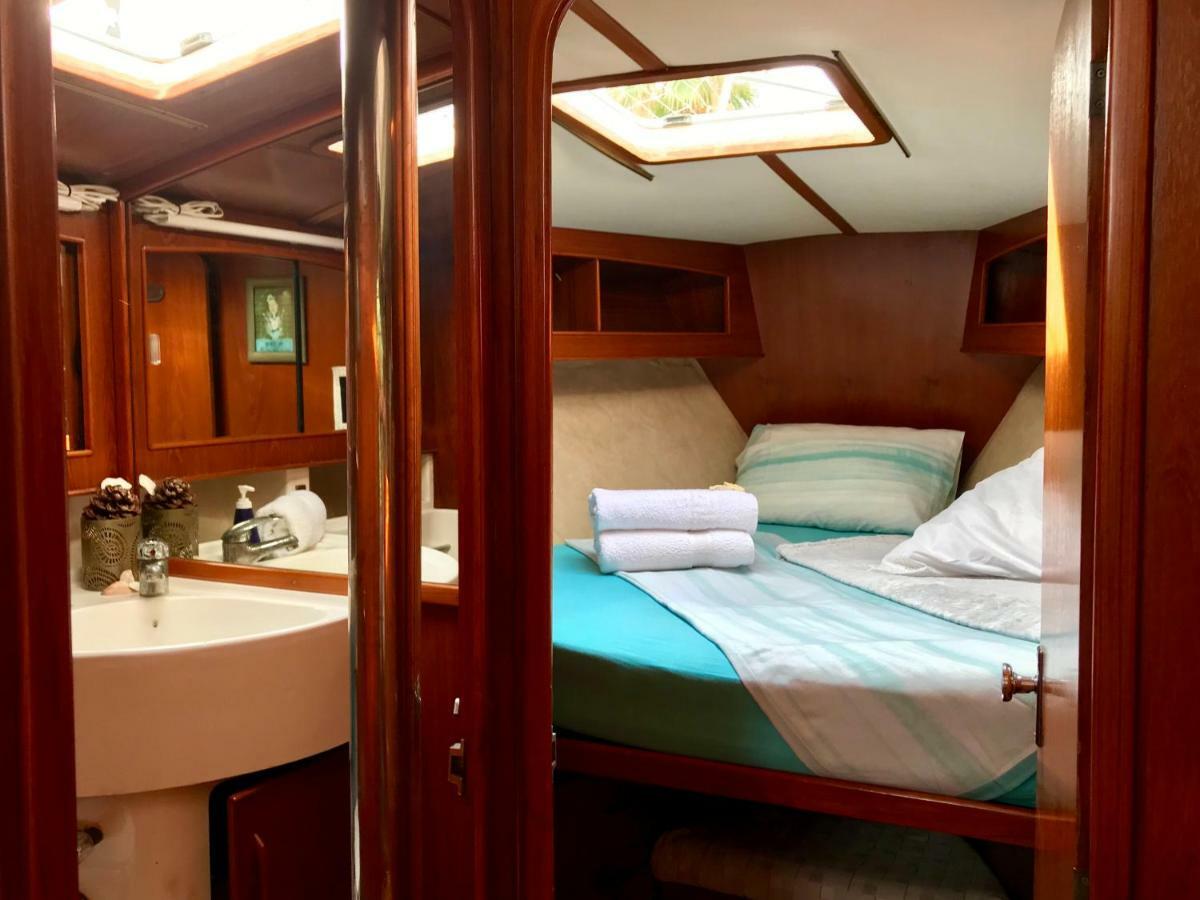 Sleep & Boats Barcelona City 圣阿德里安-德贝索斯 外观 照片